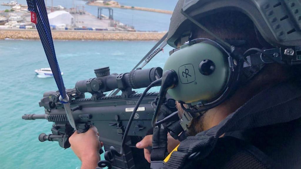 Un efectivo del GEI utilizando un FN SCAR-H (también conocido como SCAR 17) —un fusil de asalto de calibre 7,62×51 mm NATO— en una intervención aérea real.