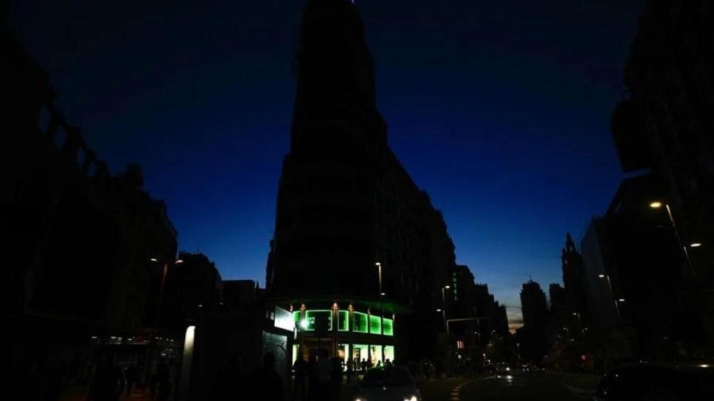 Fotografía de la Gran Vía de Madrid sin luz durante el apagón masivo del sistema eléctrico el pasado 28 de abril.