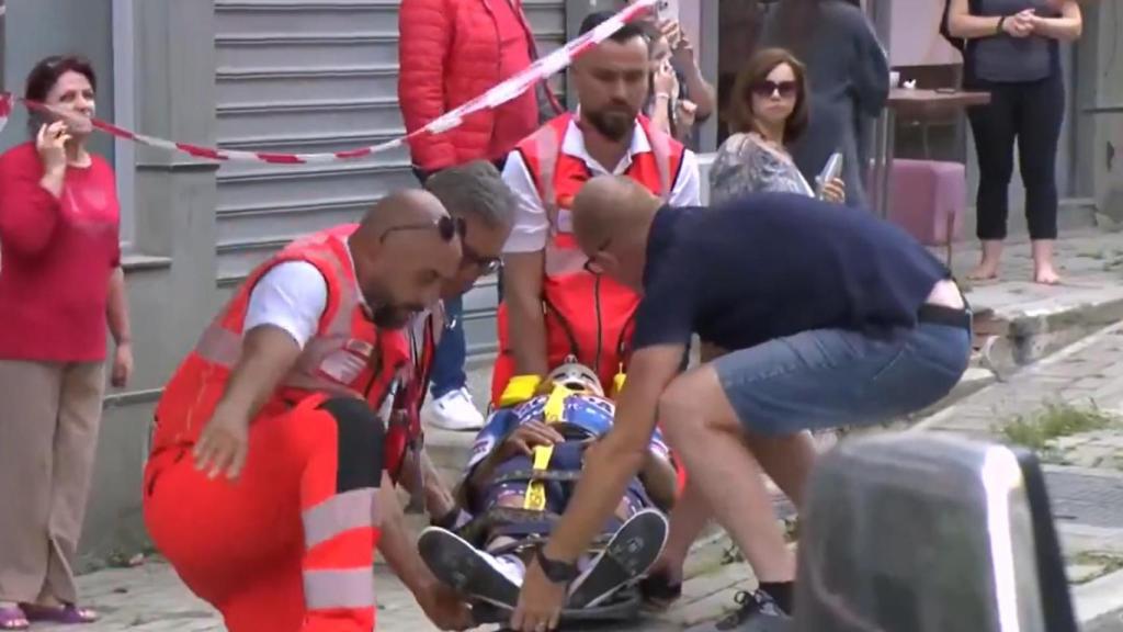 Mikel Landa atendido en camilla tras su caída en la primera etapa del Giro de Italia.