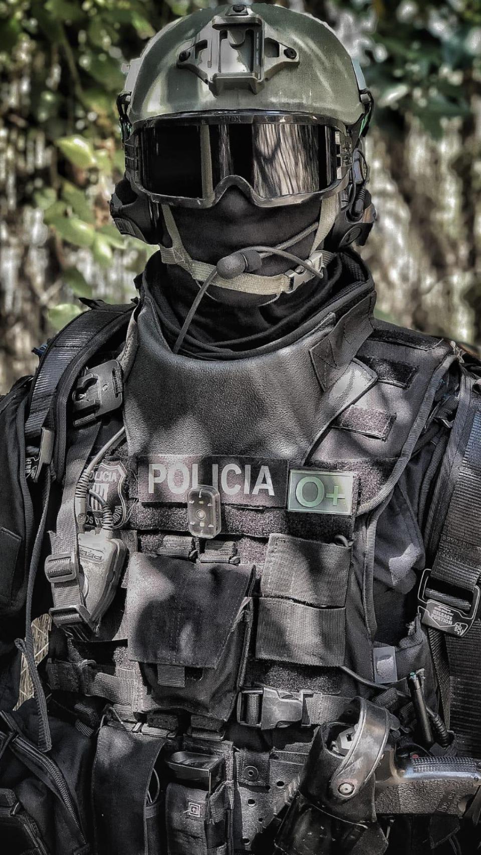 Un agente del GEI posa completamente equipado durante una intervención táctica.