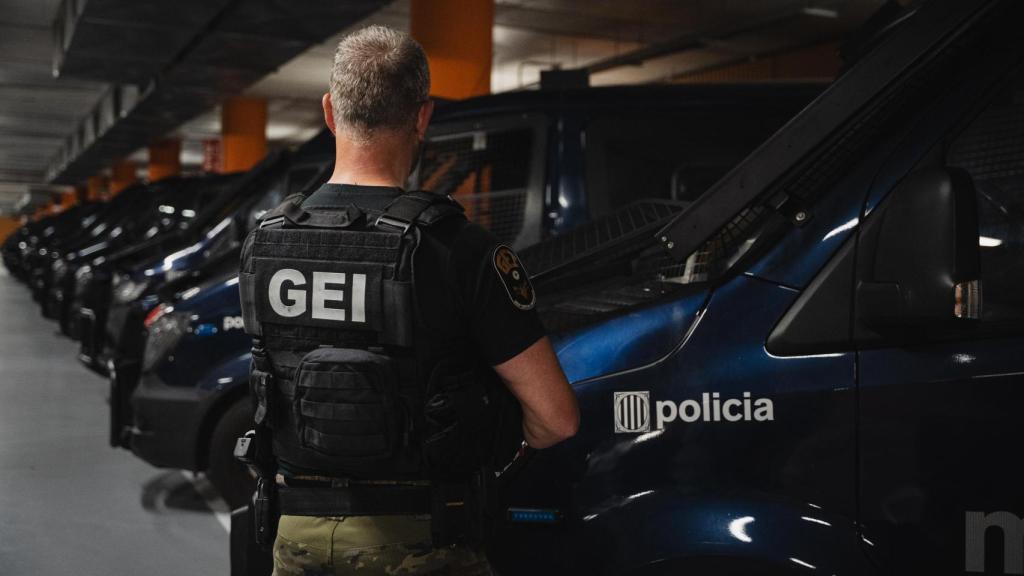 El 'cap' del GEI posa de espaldas para la cámara de EL ESPAÑOL en las instalaciones de los Mossos.