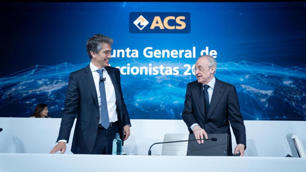 De izq. a dcha.: Juan Santamaría (consejero delegado de ACS) y Florentino Pérez (presidente), en la junta general de accionistas de 2025 del grupo-