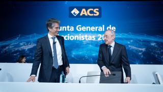 De izq. a dcha.: Juan Santamaría (consejero delegado de ACS) y Florentino Pérez (presidente), en la junta general de accionistas de 2025 del grupo-