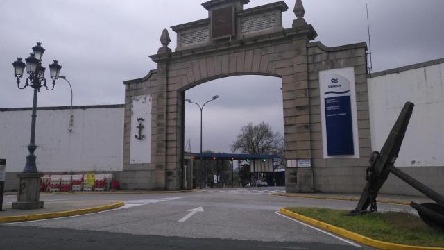 Puerta de entrada al astillero de Ferrol.