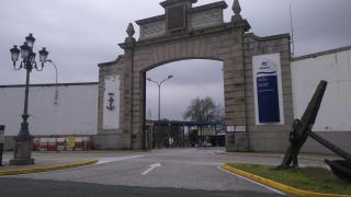 Puerta de entrada al astillero de Ferrol.