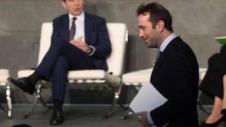 Carlos Cuerpo, ministro de Economía, Comercio y Empresa, durante un encuentro de la Asociación Española de Banca (AEB). De fondo, Carlos Torres, presidente de BBVA.