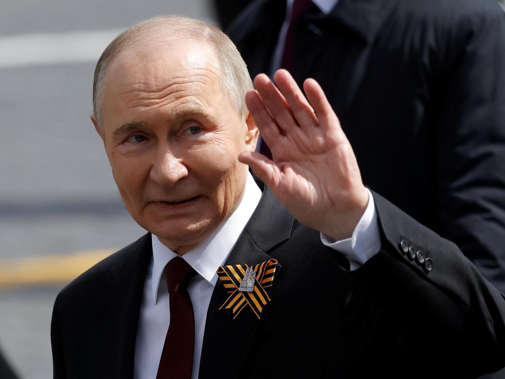 El presidente ruso, Vladímir Putin, sale después de un desfile militar en el Día de la Victoria, que marca el 80 aniversario de la victoria sobre la Alemania nazi en la Segunda Guerra Mundial, en la Plaza Roja en el centro de Moscú, 9 de mayo de 2025.