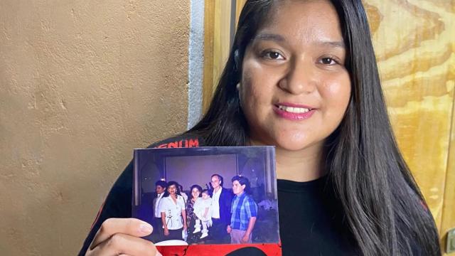 Mildred sostiene una fotografía del Papa León XIV durante su bautismo.