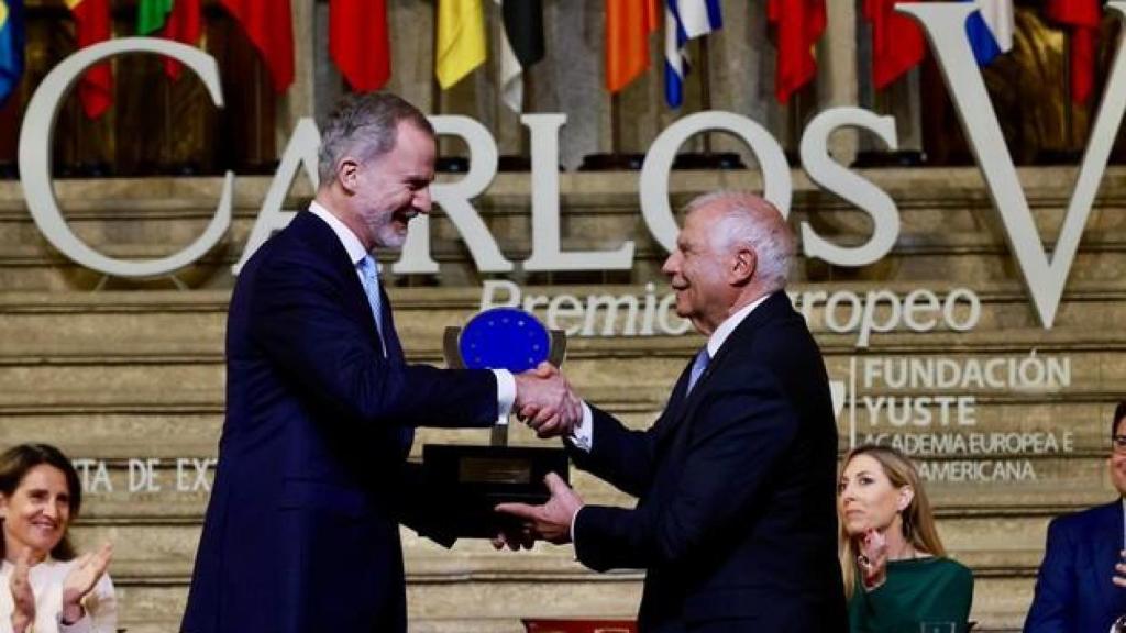 Felipe VI entrega el Premio Europeo Carlos V a Josep Borrell.