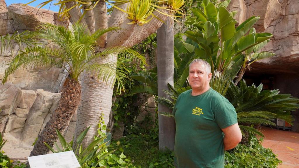 El herpetólogo a las puertas del volcán de Terra Natura, donde se encuentra la exposición de animales venenosos.