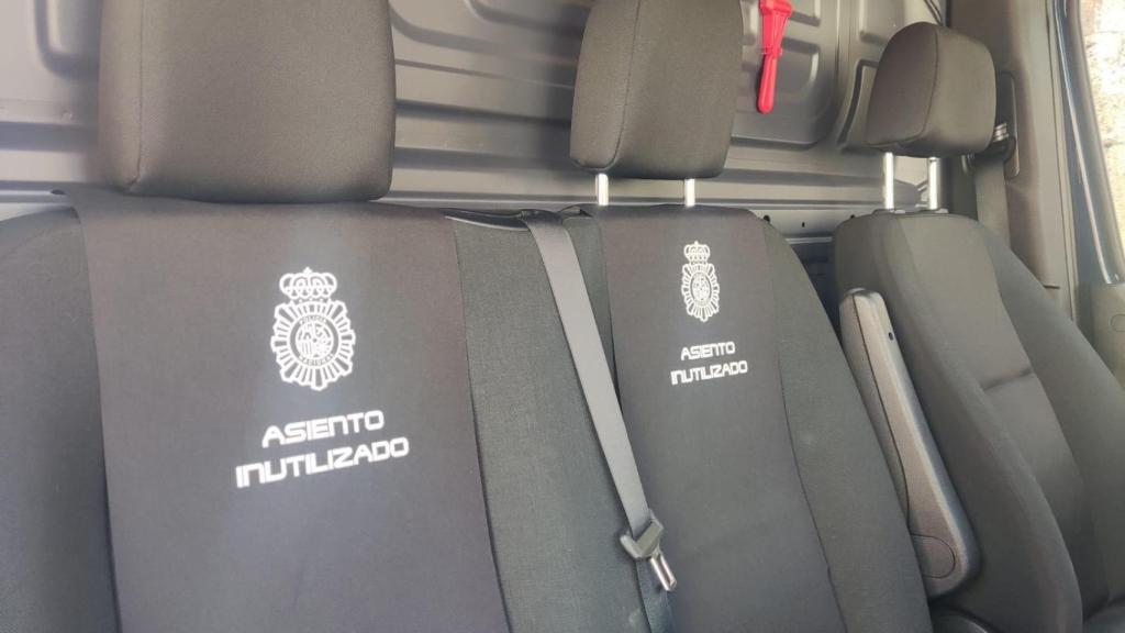 Dos de los tres asientos del furgón no pueden ser utilizados.