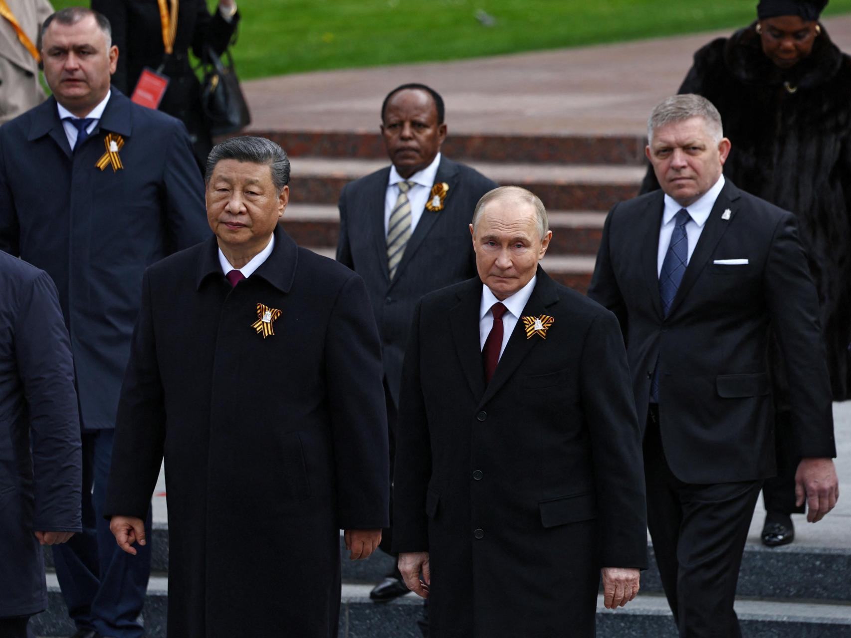 Xi Jinping y Vladímir Putin, con Robert Ficco en segundo plano, asisten a un desfile militar en el Día de la Victoria en Moscú.