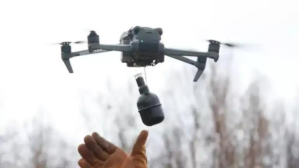Un dron con un explosivo.