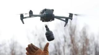 Un dron con un explosivo.