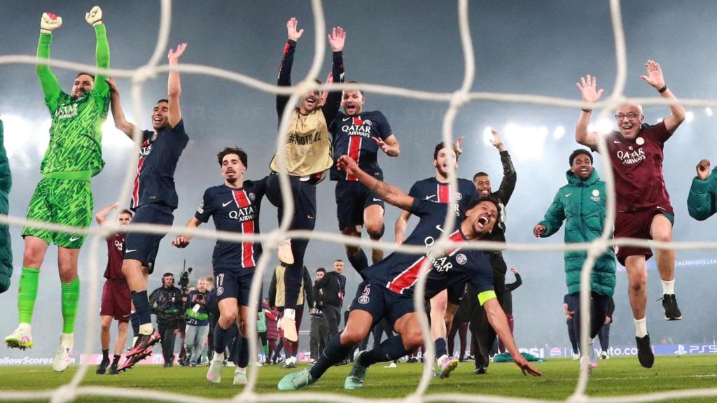 Los jugadores del PSG celebran la clasificación a la final tras eliminar al Arsenal.