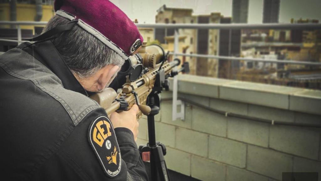 Un agente del GEI utiliza un rifle de precisión FN SCAR-H TPR (Tactical Precision Rifle), una variante de francotirador del FN SCAR-H, diseñada específicamente para tiradores selectos.