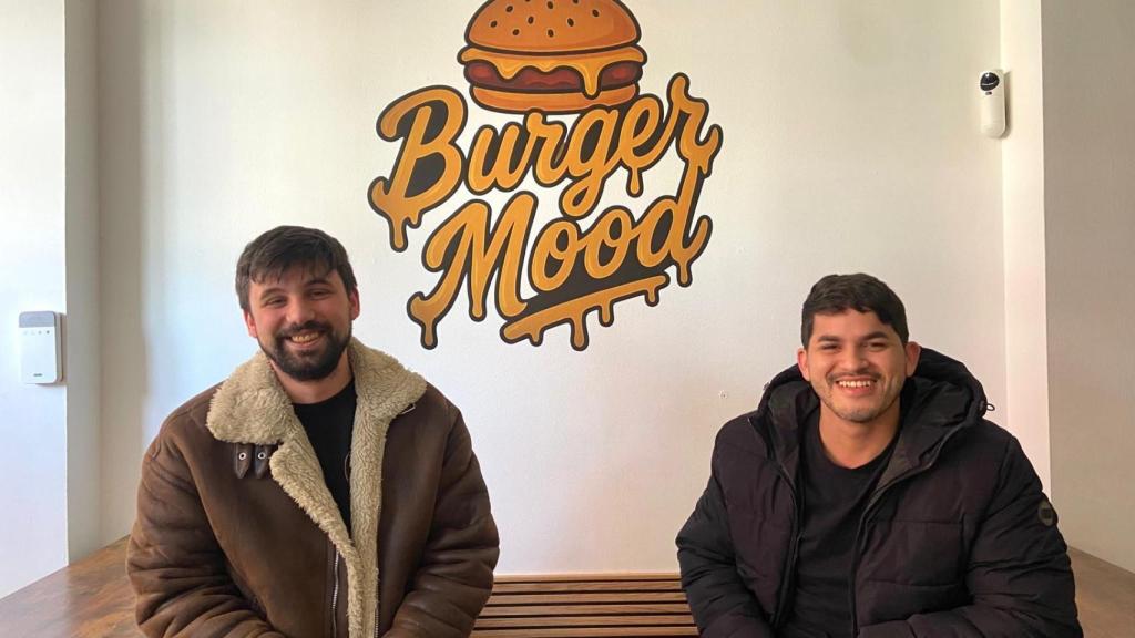 Marc y Janer en su nueva hamburguesería.