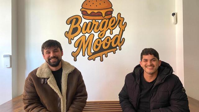 Marc y Janer en su nueva hamburguesería.