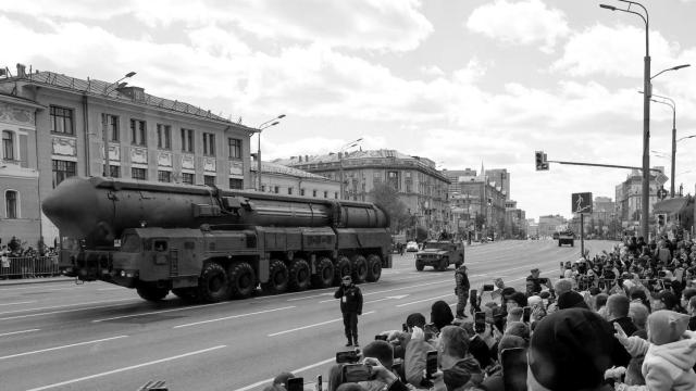 Un misil balístico nuclear en el 80º Desfile de la Victoria en Moscú.