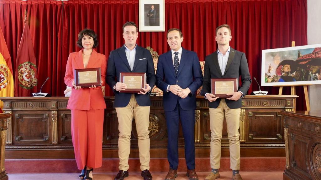 Ganadores de la edición 28 de los Premios de Periodismo Provincia de Valladolid junto al presidente de la Diputación de Valladolid, Conrado Íscar (2d)
