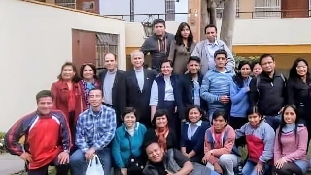 El actual papa León XIV, centro, cuando aún era solo Robert Prevost, junto a Jaume Benaloy en Perú.