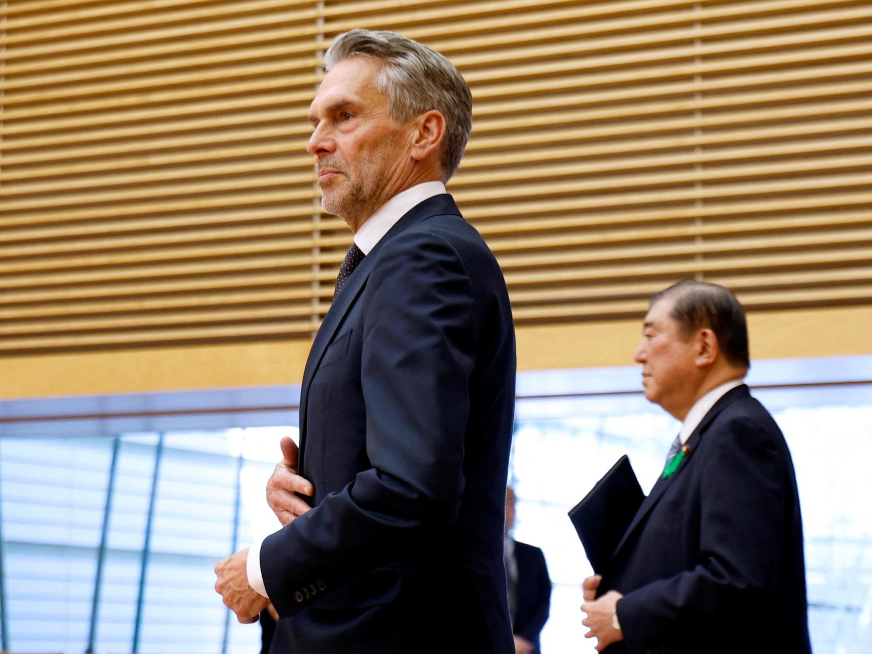 El primer ministro de los Países Bajos, Dick Schoof, y el primer ministro de Japón, Shigeru Ishiba, caminan rumbo a ofrecer declaraciones a la prensa tras su reunión cumbre en la residencia oficial del primer ministro en Tokio, Japón, el 21 de abril de 2025
