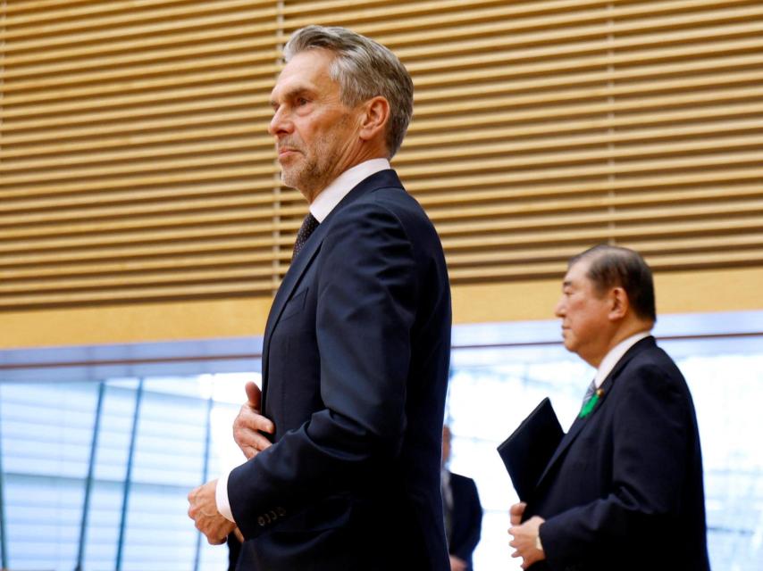 El primer ministro de los Países Bajos, Dick Schoof, y el primer ministro de Japón, Shigeru Ishiba, caminan rumbo a ofrecer declaraciones a la prensa tras su reunión cumbre en la residencia oficial del primer ministro en Tokio, Japón, el 21 de abril de 2025