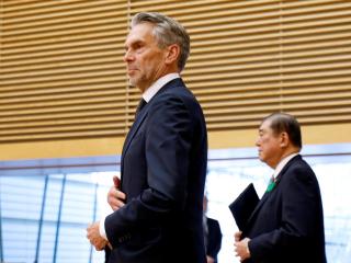 El primer ministro de los Países Bajos, Dick Schoof, y el primer ministro de Japón, Shigeru Ishiba, caminan rumbo a ofrecer declaraciones a la prensa tras su reunión cumbre en la residencia oficial del primer ministro en Tokio, Japón, el 21 de abril de 2025