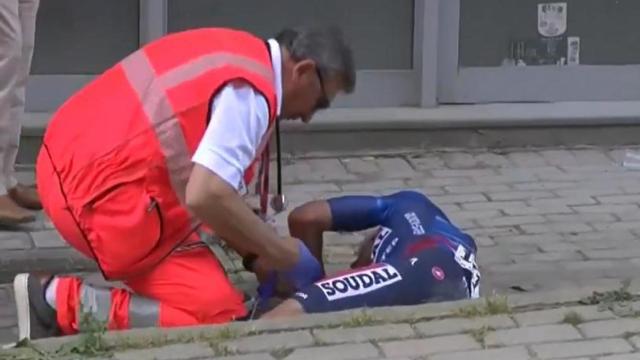 Mikel Landa, atendido tras la caída en el Giro de Italia.