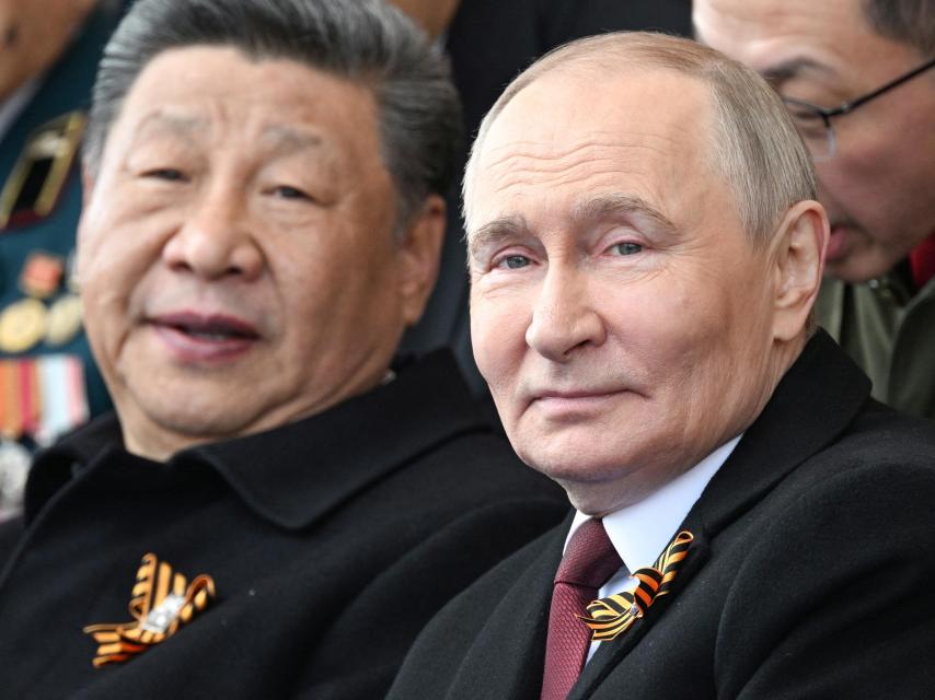El presidente ruso, Vladímir Putin, y su homólogo chino, Xi Jinping, asisten a un desfile militar en el Día de la Victoria, con motivo del 80.º aniversario de la victoria sobre la Alemania nazi en la Segunda Guerra Mundial, en la Plaza Roja, en el centro de Moscú, Rusia, el 9 de mayo de 2025.
