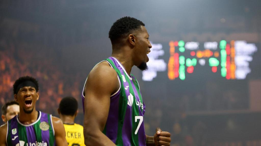 Yankuba Sima celebra una canasta.