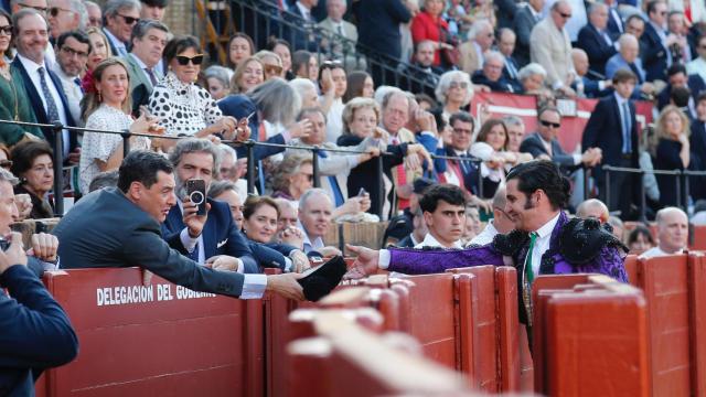 Morante le brinda un toro al presidente de la Junta, Juanma Moreno, en la Maestranza.