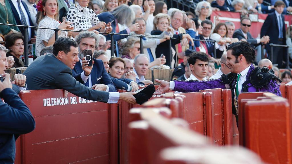 Morante le brinda un toro al presidente de la Junta, Juanma Moreno, en la Maestranza.