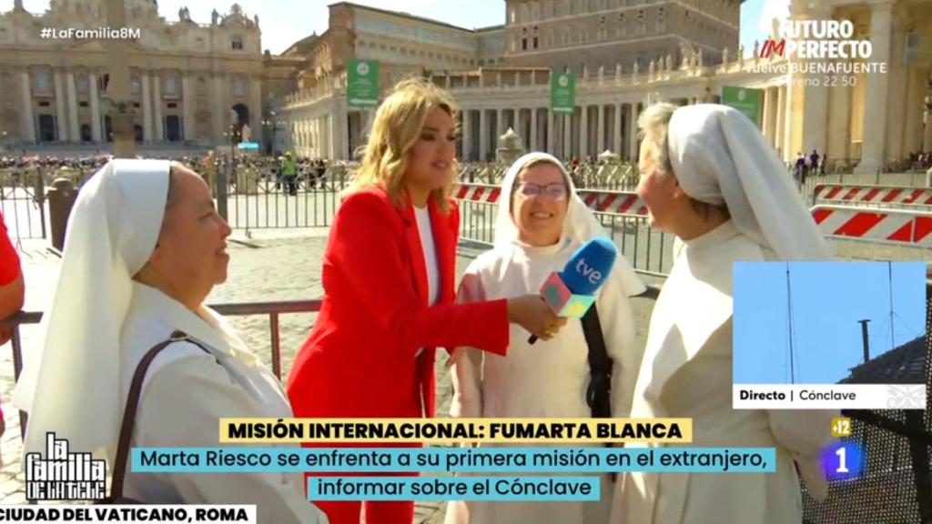 Marta Riesco entrevista a un grupo de religiosas españolas en la Plaza de San Pedro.