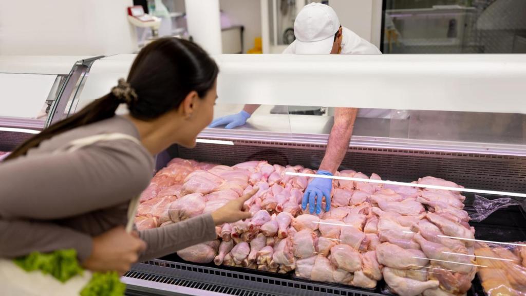 Una persona comprando pollo