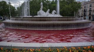 Fuente de Neptuno teñida