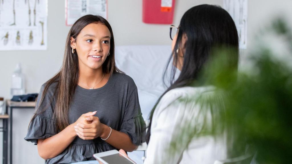 Foto de recurso de una adolescente en una consulta médica.