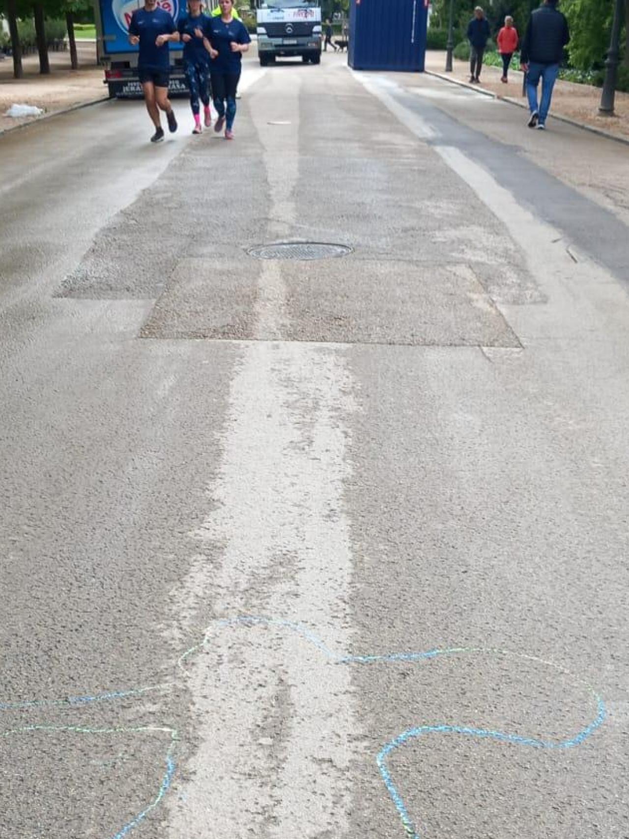 Una de las siluetas dibujadas en la cita del 9 de mayo como cada viernes desde el incidente de Wisper, con un camión de reparto de fondo.