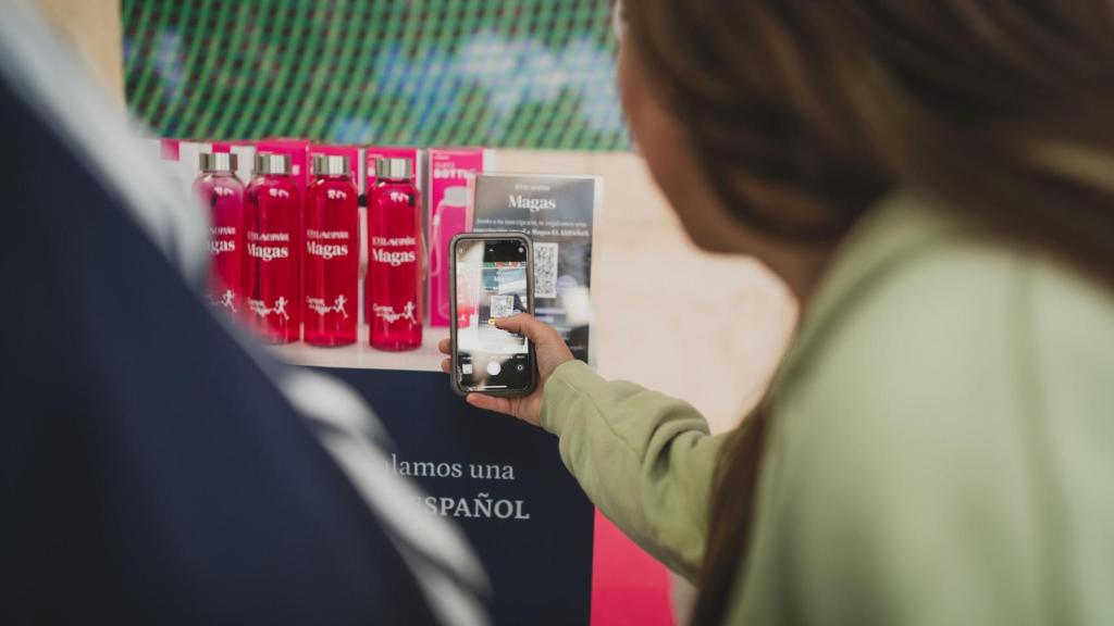 El stand de Magas, con las botellas rosas que regalamos.