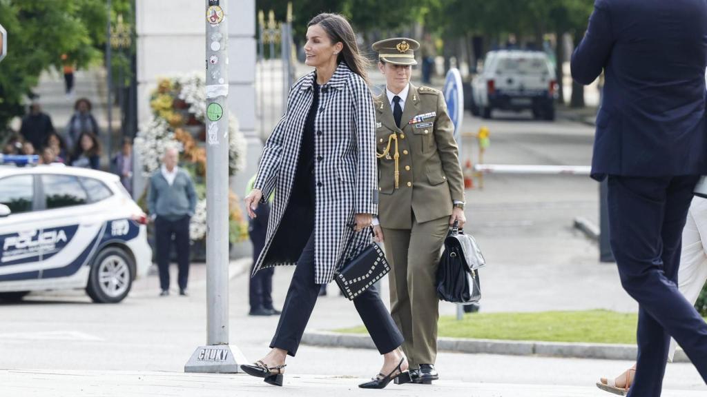 Letizia ha recuperado la gabardina de Mirto que estrenó en 2021.