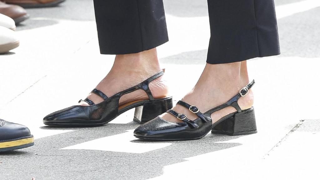 Los nuevos zapatos de la Reina son de Sèzane.