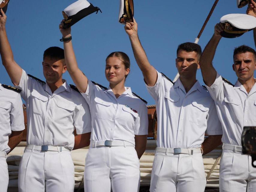 Leonor agita su gorra en la bienvenida a Elcano.