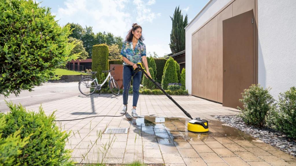 La hidrolimpiadora Kärcher K 4 FJ Home con el accesorio de limpieza de suelos T 5