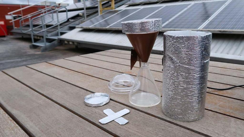 Dispositivo para absorber y extraer agua de la atmósfera