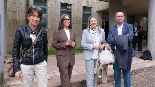 Los concejales expulsados del PSOE de Santiago, este viernes en los juzgados de Fontiñas.