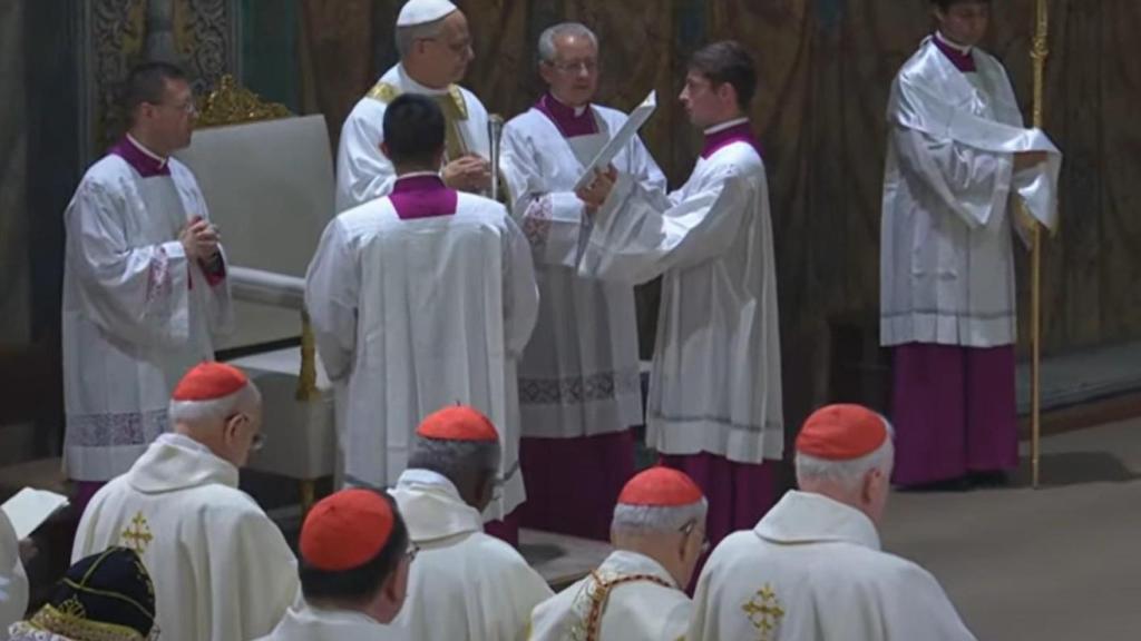 El nuevo Papa, León XIV, en la primera misa del papado.