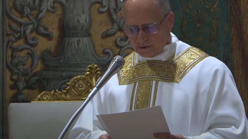 León XIV oficiando su primera misa.