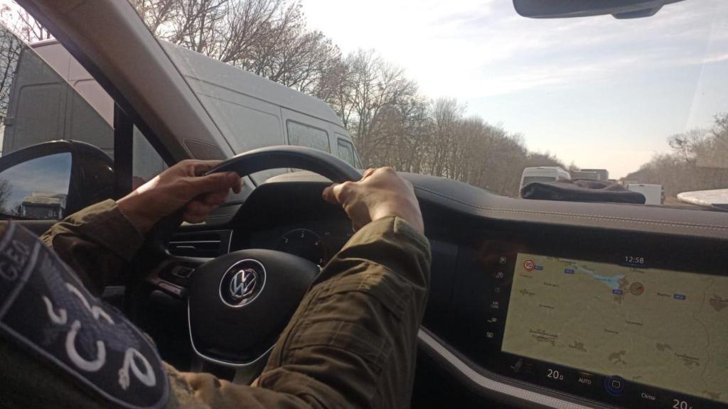 Uno de los convoyes conducidos por los GEO que evacuaron a los españoles de Ucrania.