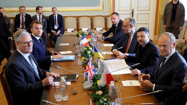 Volodímyr Zelenski, Keir Starmer, Emmanuel Macron, Donald Tusk, y Friedrich Merz, en la residencia oficial del presidente de Ucrania, en Kiev.