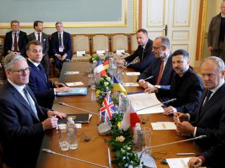 Volodímyr Zelenski, Keir Starmer, Emmanuel Macron, Donald Tusk, y Friedrich Merz, en la residencia oficial del presidente de Ucrania, en Kiev.